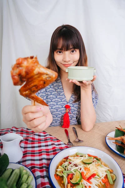 Портрет Молодой Азиатки Поедающей Жареного Цыпленка Вместе Рисовой Миской — стоковое фото