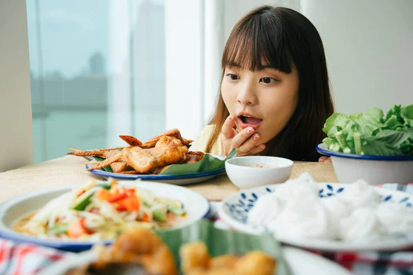 Porträtt Ung Asiatisk Kvinna Tittar Isan Mat Ett Bord Med — Stockfoto