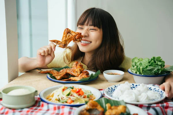 아시아 여성의 모습은 스틱을 좋아한다 식품의 — 스톡 사진