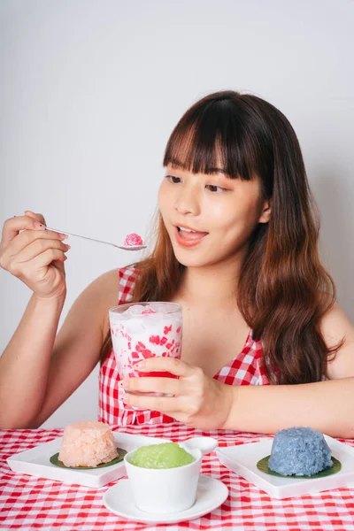 Молодая Азиатка Ест Водяной Десерт Каштаном Ложкой — стоковое фото