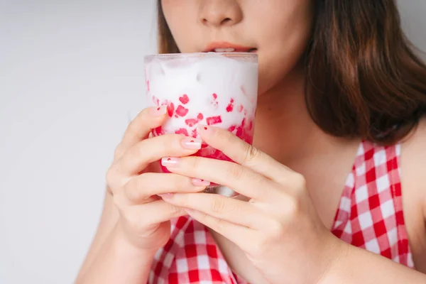 Portrait Young Asian Woman Holding Glass Sweet Water Chestnut Dessert — Stok Foto