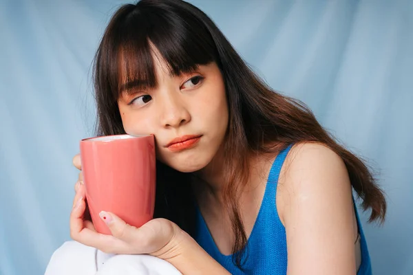 Närbild Ung Asiatisk Mörk Hår Kvinna Som Håller Kopp Kaffe — Stockfoto