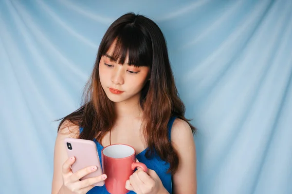 Ung Asiatisk Mörk Hår Kvinna Med Hjälp Smartphone Och Hålla — Stockfoto