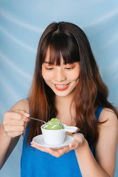 Jovem Asiático Cabelo Escuro Mulher Comer Doce Verde Pegajoso Arroz — Fotografia de Stock