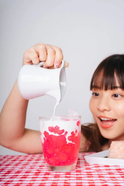 Young Asian Woman Pouring Sweet Coconut Milk Water Chestnut Dessert — Stock Photo, Image