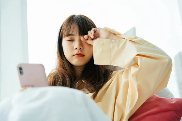 Sonolento Jovem Asiático Cabelo Escuro Mulher Acordar Uma Cama Usar — Fotografia de Stock