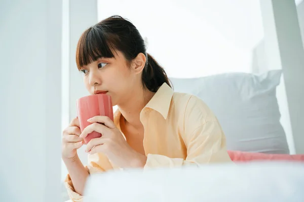 Ung Asiatisk Mörk Hår Kvinna Dricker Kopp Kaffe Sovrummet — Stockfoto