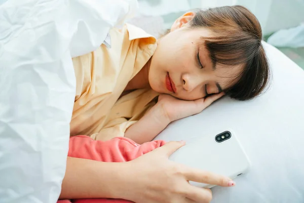 Joven Asiático Cabello Oscuro Mujer Durmiendo Una Cama Mientras Sostiene — Foto de Stock