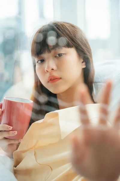 Jovem Asiático Cabelo Escuro Mulher Segurando Xícara Café Atingindo Mão — Fotografia de Stock