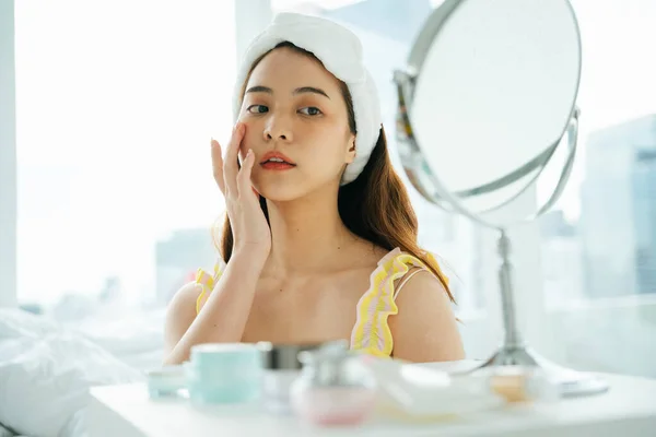 Young Asian Dark Hair Woman Using Facial Skin Care Infront — Stock Photo, Image