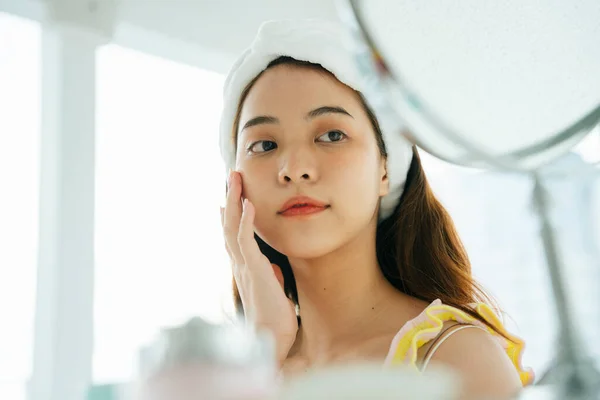Young Asian Dark Hair Woman Using Cosmetic Facial Skin Care — Stock Photo, Image