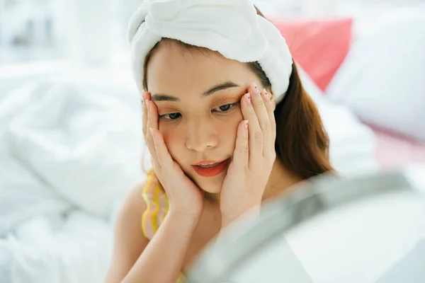 Jonge Aziatische Donker Haar Vrouw Met Behulp Van Cosmetische Gezichtsverzorging — Stockfoto