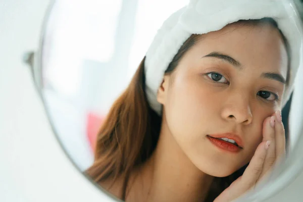Aynaya Cilt Bakımı Uygulayan Asyalı Genç Bir Kadının Yakın Portresi — Stok fotoğraf