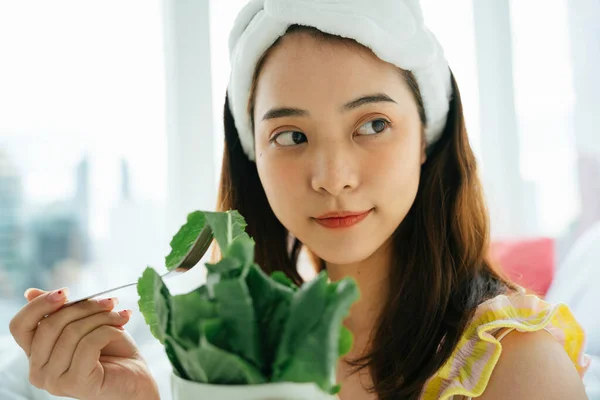 Молодая Азиатская Темноволосая Женщина Белым Ободком Наслаждается Органическим Овощным Салатом — стоковое фото