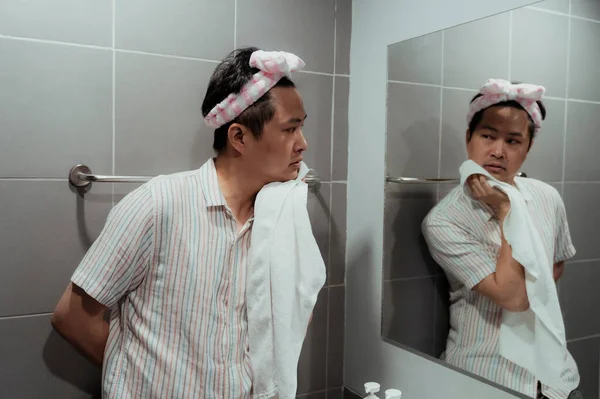 アジアのゲイは自分自身をリフレッシュするために顔を洗う 自己愛を持つ人の体のケアのようなものです — ストック写真