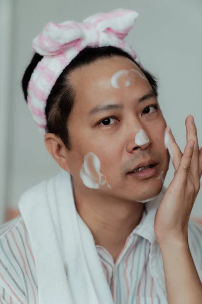 Азіатський Гей Рожевій Головній Смузі Застосовує Піну Очищення Обличчя Обличчі — стокове фото