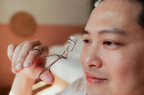 アジアのゲイ使用クランプスタイルEyelash Curlerのために彼のEyelash — ストック写真