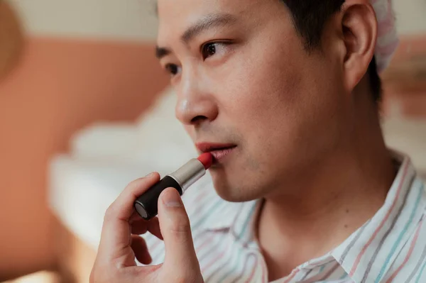アジアのゲイ化粧彼の唇とともに赤口紅でザベッドルーム — ストック写真