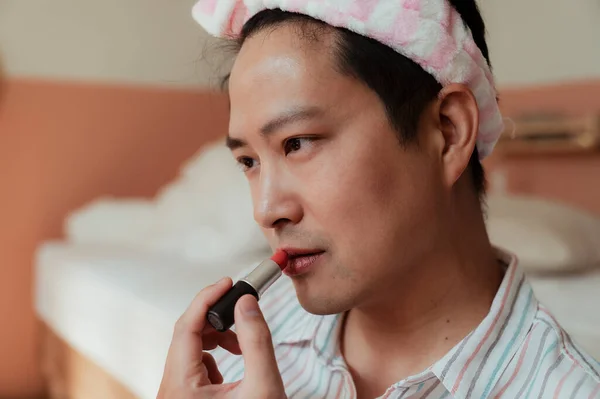 Asiatico Gay Trucco Sua Labbro Con Rosso Rossetto Camera Letto — Foto Stock