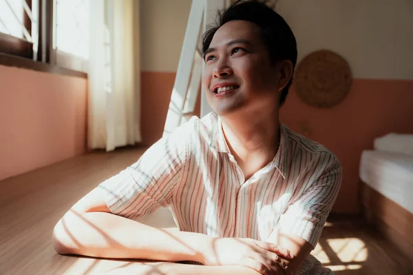 Ένας Χαρούμενος Ασιάτης Γκέι Κάθεται Δίπλα Στο Παράθυρο Φως Του — Φωτογραφία Αρχείου