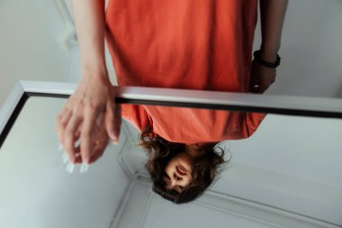 Kıvırcık saçlı kız yansımasına dokun ve bu dünyadan nasıl ayrılacağını düşün..