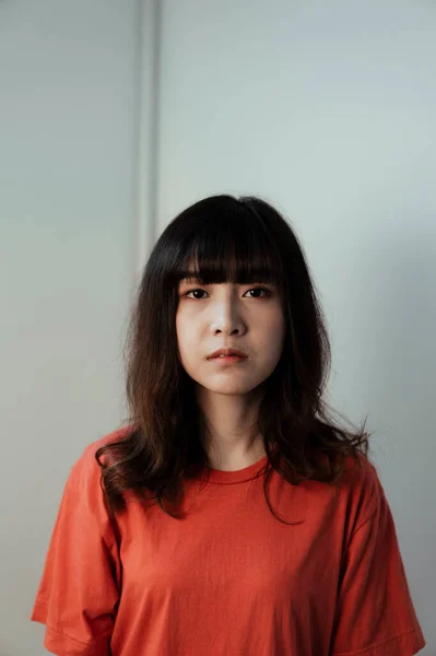 Retrato Tiro Cabelo Comprido Encaracolado Menina Shirt Laranja Quarto Vazio — Fotografia de Stock