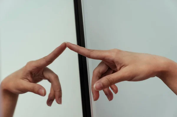 Aynayı gösteren Taylandlı kadının eli..