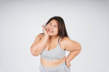 Beyaz arka planda mutlu, sağlıklı, Asyalı, tombul bir kadına yaklaş..