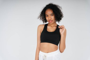 Beyaz arka planda siyah spor sutyen giyen Afro ırk portresi ve Taylandlı kadın..