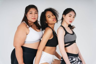 Beyaz arka planda Asyalı ve Afrikalı üç farklı kadın grubu..