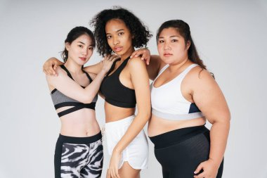 Beyaz arka planda Asyalı ve Afrikalı üç farklı kadın grubu..