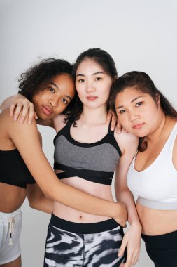 Beyaz arka planda Asyalı ve Afrikalı üç farklı kadın grubu..