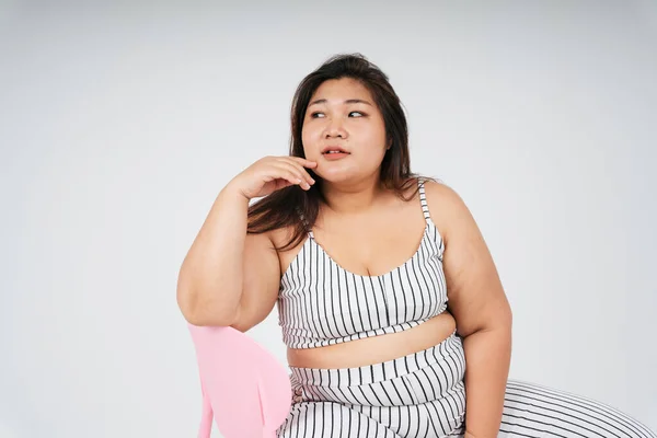 Retrato Mujer Gordita Asiática Sana Sentada Una Silla Sobre Fondo —  Fotos de Stock
