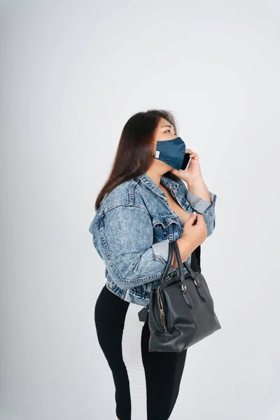 Retrato Mujer Gordita Asiática Saludable Usar Máscara Chaqueta Vaqueros Hablando —  Fotos de Stock