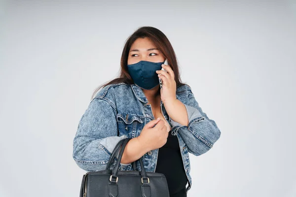 Retrato Mujer Gordita Asiática Saludable Usar Máscara Chaqueta Vaqueros Hablando —  Fotos de Stock