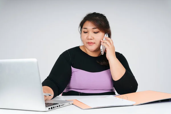 Asiática Gordinha Mulher Negócios Trabalhando Laptop Falando Telefone Com Cliente — Fotografia de Stock