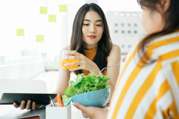 Красивая Азиатская Женщина Друг Едят Здоровую Пищу Апельсиновым Соком Салатом — стоковое фото