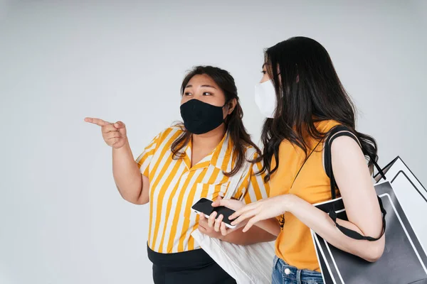 Asiático Lgbtq Lesbianas Pareja Desgaste Máscara Compras Juntos Sobre Blanco —  Fotos de Stock