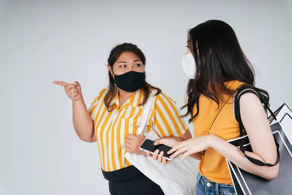 Asiático Lgbtq Lesbianas Pareja Desgaste Máscara Compras Juntos Sobre Blanco —  Fotos de Stock