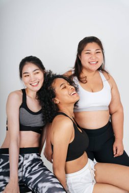 Beyaz arka planda Asyalı ve Afrikalı üç farklı kadın grubu..