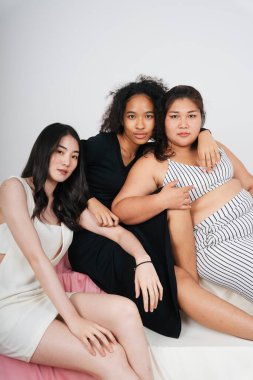 Asyalı ve Afrikalı üç farklı kadının moda portresi..