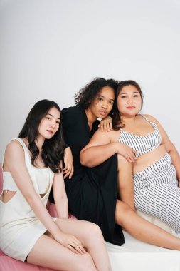 Asyalı ve Afrikalı üç farklı kadının moda portresi..