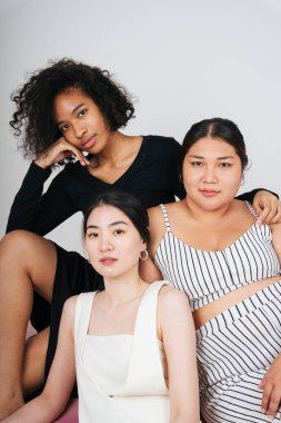 Asyalı ve Afrikalı üç farklı kadının moda portresi..