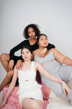 Asyalı ve Afrikalı üç farklı kadının moda portresi..