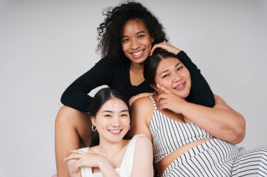 Asyalı ve Afrikalı üç farklı kadının moda portresi..