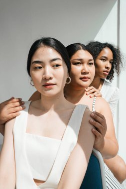 Asyalı ve Afrikalı bir grup kadın. Farklı etnik kökenlere sahip kadınlarla yüz resimleri.