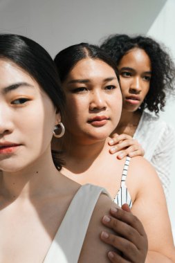 Asyalı ve Afrikalı bir grup kadın. Farklı etnik kökenlere sahip kadınlarla yüz resimleri.