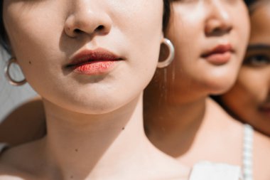 Asyalı ve Afrikalı bir grup kadın. Farklı etnik kökenlere sahip kadınlarla yüz resimleri.