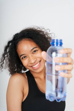 Beyaz arka planda plastik su şişesi tutan Afrikalıların portresini kapat. 