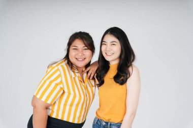 Beyaz arka planda neşeli iki LGBTQ lezbiyen çifti.